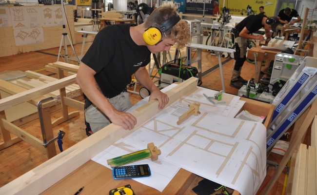 Bald fliegen die Sägespäne durch die Halle