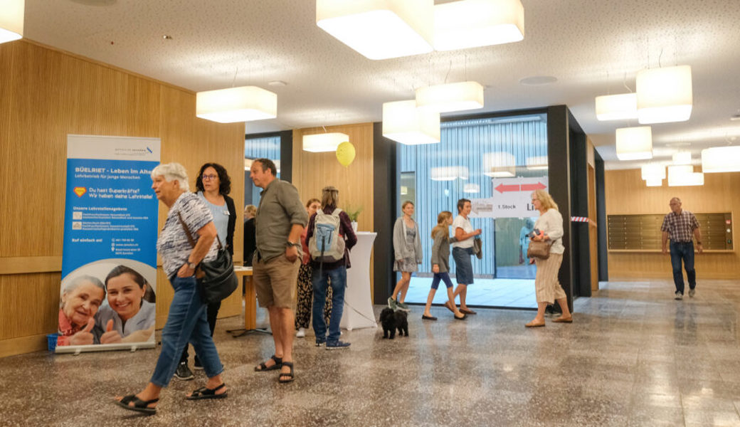  Blick in den Eingangsbereich des neuen Pflege- und Betreuungszentrums Büelriet. Viele Leute kamen, um den Neubau zu besichtigen. 
