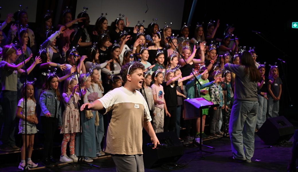 Gut 60 Stimmen im Chor und überraschend starke Solistinnen und Solisten erfüllen die Lokremise mit mitreissender Musik.