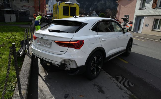Feuerwehr befreit verletzte Frau aus Auto