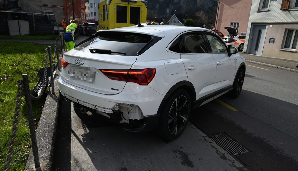 Durch die Kollision drehte es das Auto der 39-Jährigen und prallte mit dem Heck in eine kleine Mauer.