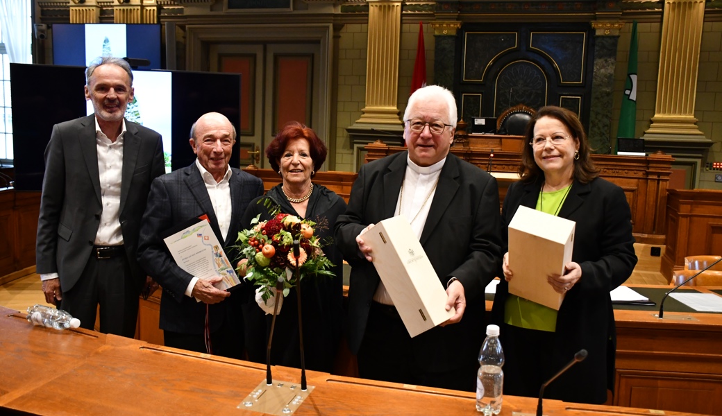 An der Preisverleihung (von links): Präsident Canisius Braun; Preisträger Rolf und Esther Hohmeister, Laudator Bischof Markus Büchel sowie Vizepräsidentin Rita Kieber-Beck. 