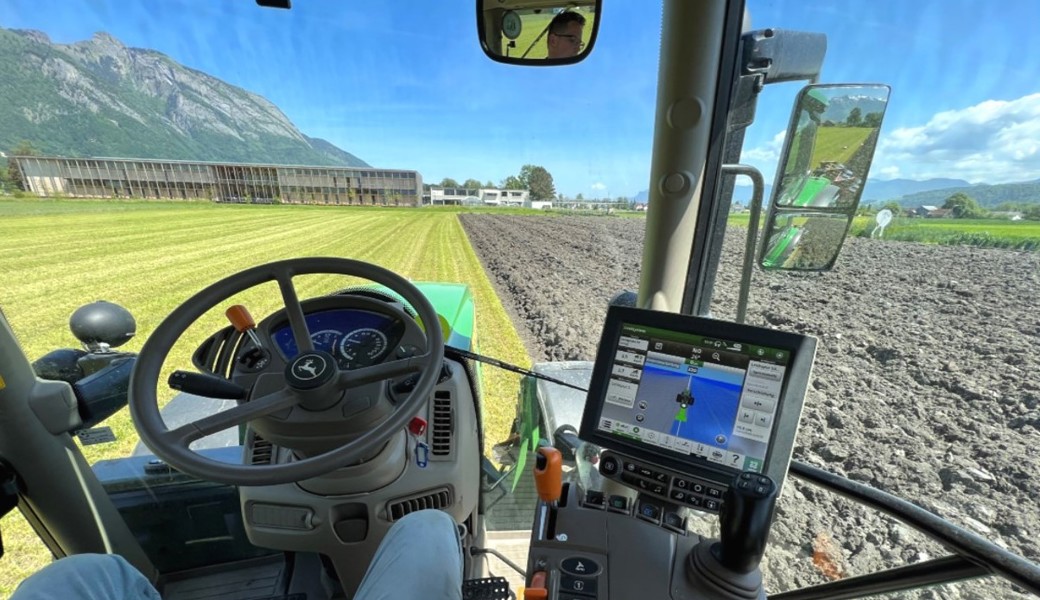 Dieser Traktor fährt automatisiert. Mit RTK-fähigen Bodenstationen wird das Satellitensignal genauer und eine zentimetergenaue Bodenbearbeitung möglich. 