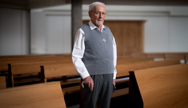 So tickt der Schwert-Bischof, der Satan den Kampf angesagt hat