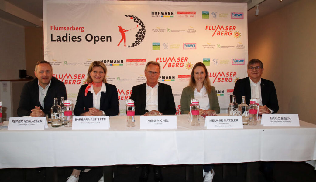  Letzte Infos vor den Flumserberg Ladies Open mitgeteilt (von links): Reiner Horlacher (Clubmanager GC Gams), Barbara Albisetti (Direktorin Sport Swiss Golf), Heini Michel (Moderator), Melanie Mätzler (Projektleiterin), Mario Bislin (CEO Bergbahnen Flumserberg). 