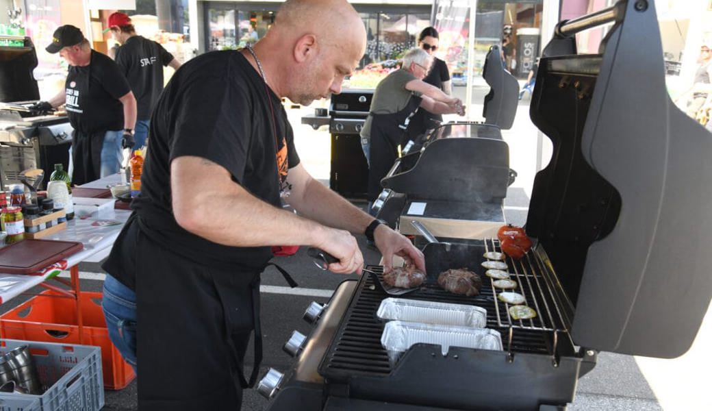  Teilnehmer am Grill in Haag, im Vordergrund bereitet Mario Kurz aus Romanshorn seinen Hamburger kunstvoll zu. 