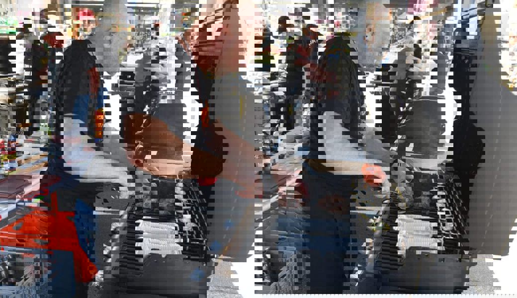  Teilnehmer am Grill in Haag, im Vordergrund bereitet Mario Kurz aus Romanshorn seinen Hamburger kunstvoll zu. 