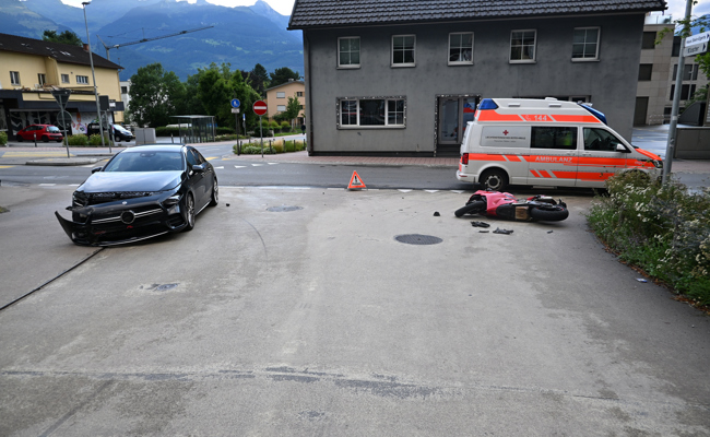 Motorradfahrerin verletzt sich bei Kollision am Bein