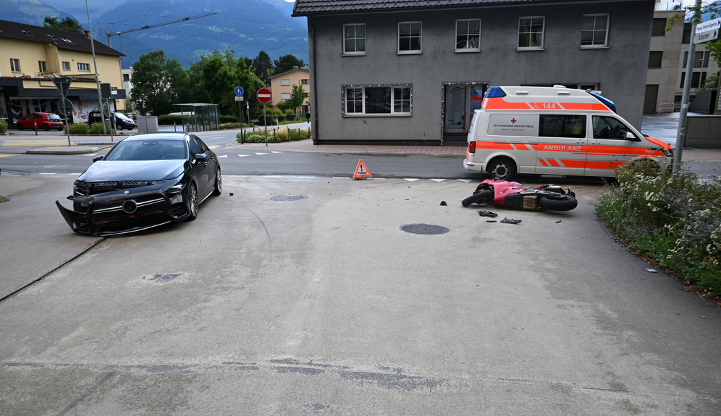 Motorradfahrerin verletzt sich bei Kollision am Bein