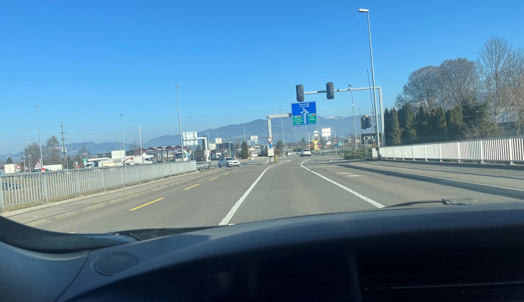 Auf der Zollstrasse in Au fuhr der Angeklagte nach ein Uhr nachts betrunken in Richtung Grenze, wo er erwischt wurde.