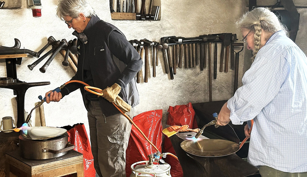 Vom Schmiedefeuer zum Klangzauber: In Alt St.Johann können Touristen einen eigenen Gong schmieden