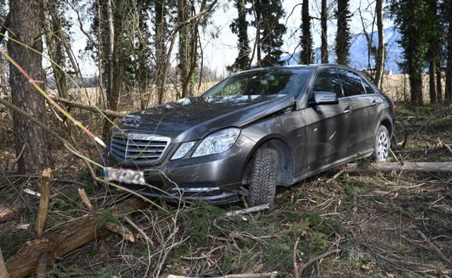 Sperre durchbrochen und in Wald gefahren: Polizei schnappt Mann nach Verfolgungsjagd