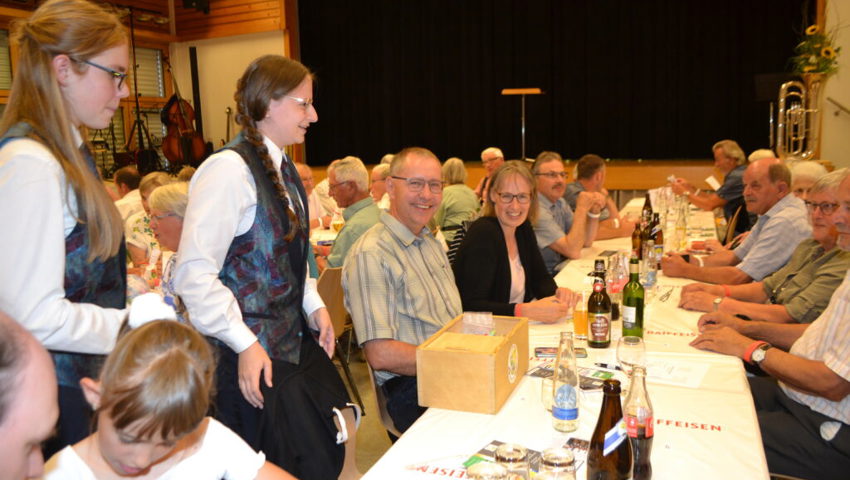  Die Delegation aus dem Werdenberg versucht ihr Glück beim Kauf der Tombola Lose. 