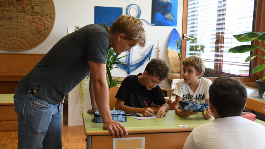Die Fünftklässler arbeiten am ersten Schultag am Klassenvertrag. Die Fünftklässler arbeiten am ersten Schultag am Klassenvertrag.