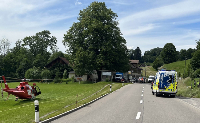 Töfffahrer fährt nach dem Überholen in einen Zaunpfahl