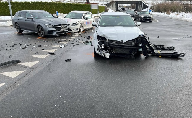 Beim Abbiegen Dreifach-Kollision verursacht
