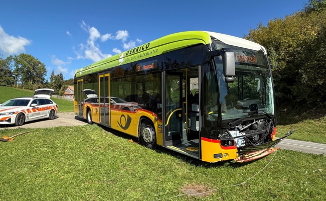 Postauto fährt über Hydranten