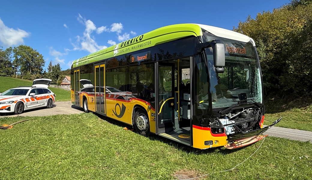 Das Postauto wurde bei dem Unfall ziemlich lädiert.