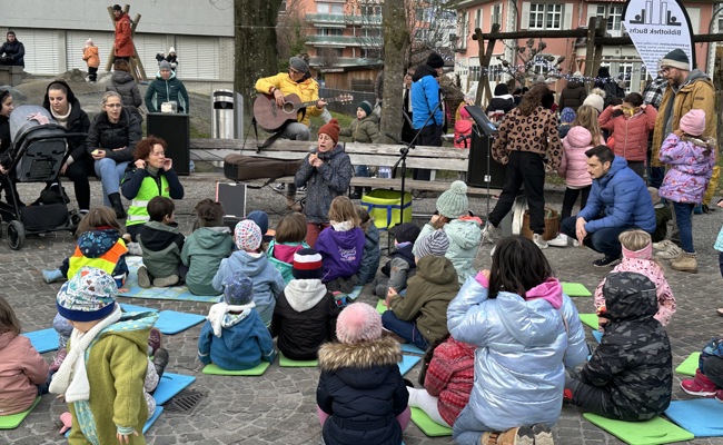Stimmungsvolles Winterfest mit einem Lichtermeer aus Kerzen