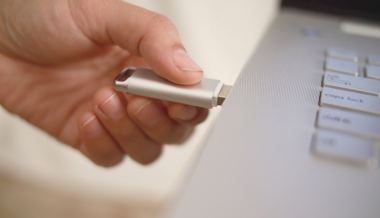 Ausbildner händigt USB-Stick an Schüler aus – dieser fand darauf Kinderpornografie