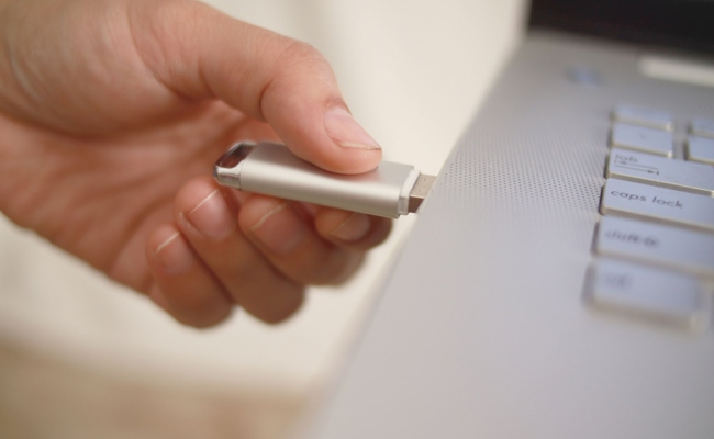 Ausbildner händigt USB-Stick an Schüler aus – dieser fand darauf Kinderpornografie