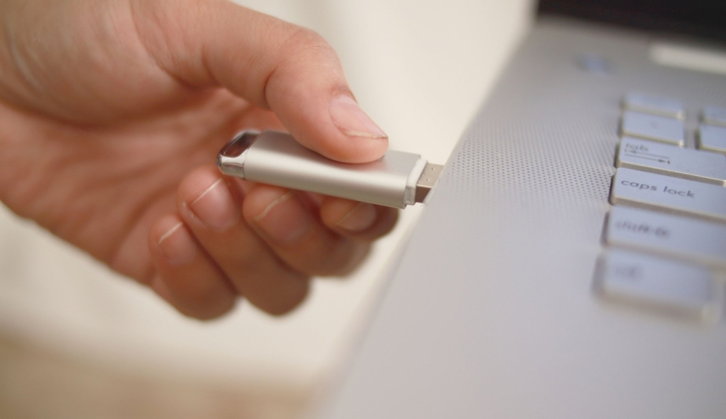 Ausbildner händigt USB-Stick an Schüler aus – dieser fand darauf Kinderpornografie