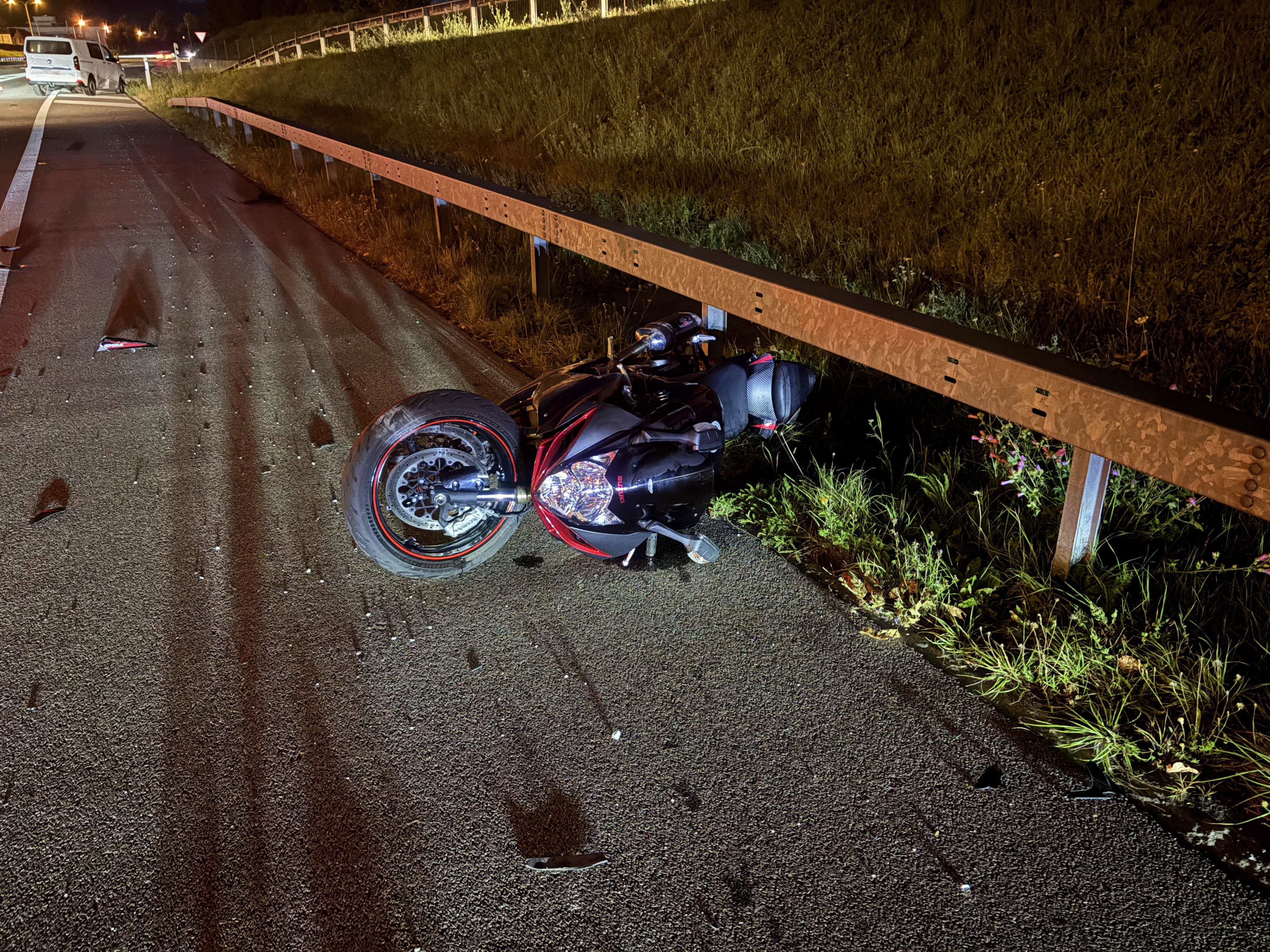 Fuchs löst Crash auf A1 aus – Motorradfahrer verletzt