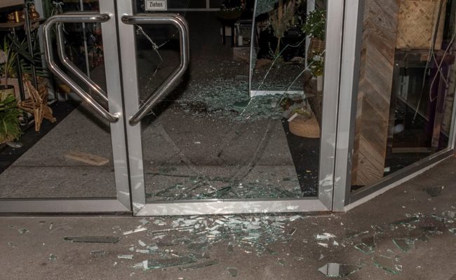 Glastüre eingeschlagen: Polizei erwischt in Chur zwei Einbrecher mit Hund in flagranti