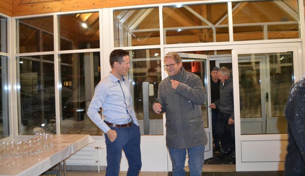 Gemeindepräsident Thomas Diezig heisst Martin Sailer zur Bürgerversammlung im Wildhauser Chuchitobel willkommen.