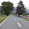 Motorradfahrer will überholen - und kollidiert mit Signaltafel
