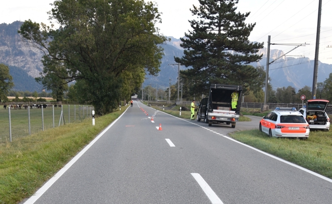 Motorradfahrer will überholen - und kollidiert mit Signaltafel