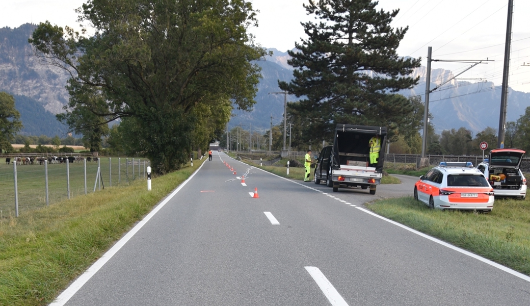 Motorradfahrer will überholen - und kollidiert mit Signaltafel