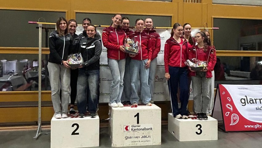 Die Frauenstaffel des TV Azmoos (links) erreichte am Glarner Staffetenabend den zweiten Platz.