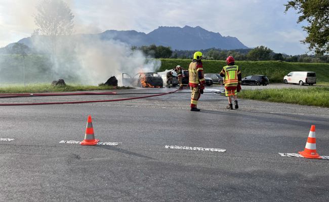 Totalschaden: Auto brennt auf Parkplatz aus