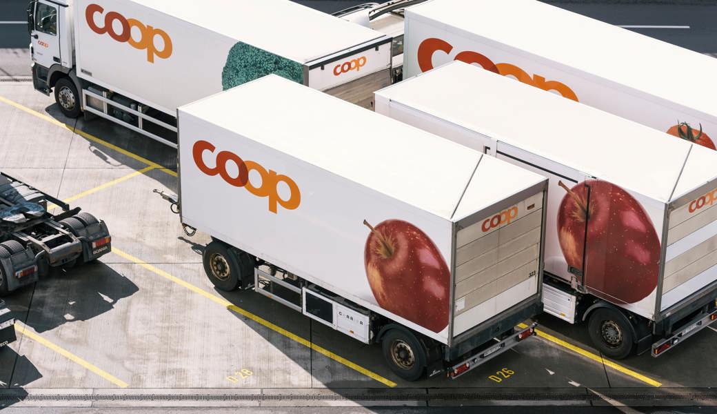 Wegen der temporären Sperrung der Autobahn A13 muss etwa Coop mit seinen Lastwagen da und dort improvisieren.