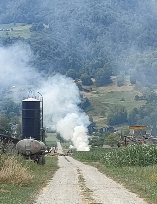 Restwärme, Gärprozesse und hohe Temperaturen sind die Gründe für die Rauchentwicklung in einem Heuhaufen.