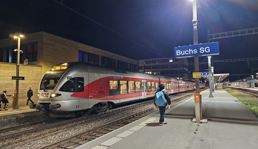 Regionalzug der Südostbahn auf der Rheintallinie.