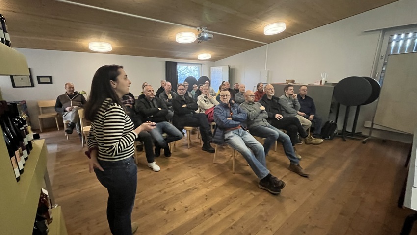 Pflanzenschutz im Fokus: Linnéa Hauenstein vom Forschungsinstitut für biologischen Landbau diskutiert mit dem Publikum über Erfahrungen und kommende Herausforderungen im Bio-Weinbau.