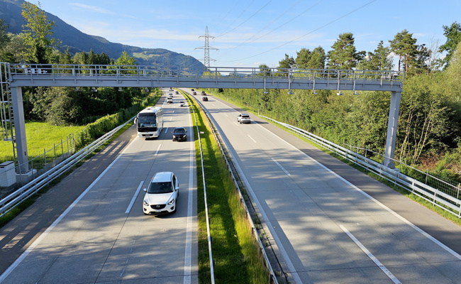 Neuer Blitzer über der Autobahn? Diese Anlage misst nicht den Abstand