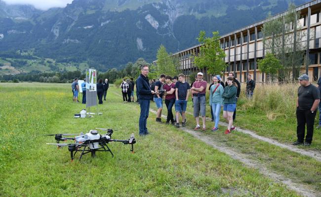 Landwirtschaft begegnet Herausforderungen mit Spaten und Drohne