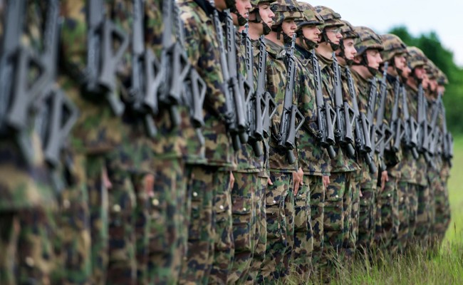 Heimliche Änderung: Bundesrat überrumpelt Pfarrer mit Militärpflicht