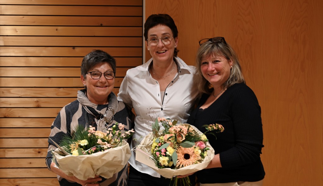 Vorstandsmitglied Maria Leuzinger (Mitte) überreichte Blumensträusse an Pia Heeb (links) und Maggi Zogg, die seit Jahren liebevoll die schöne Tischdekoration gestalten.