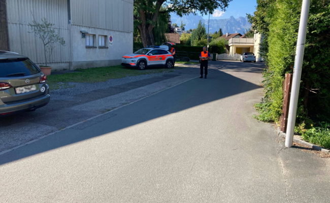 Zusammenprall zwischen Auto und E-Bike: 72-jährige Zweiradfahrerin muss ins Spital