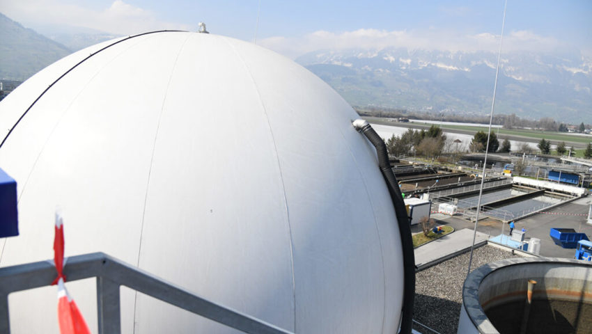  Die Abwasserreinigungslage ist mehr, als bloss eine Kläranlage: Blick auf den Biogasspeicher. 