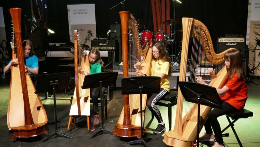  Ein talentiertes Quartett zeigt sein Können an der Harfe. 