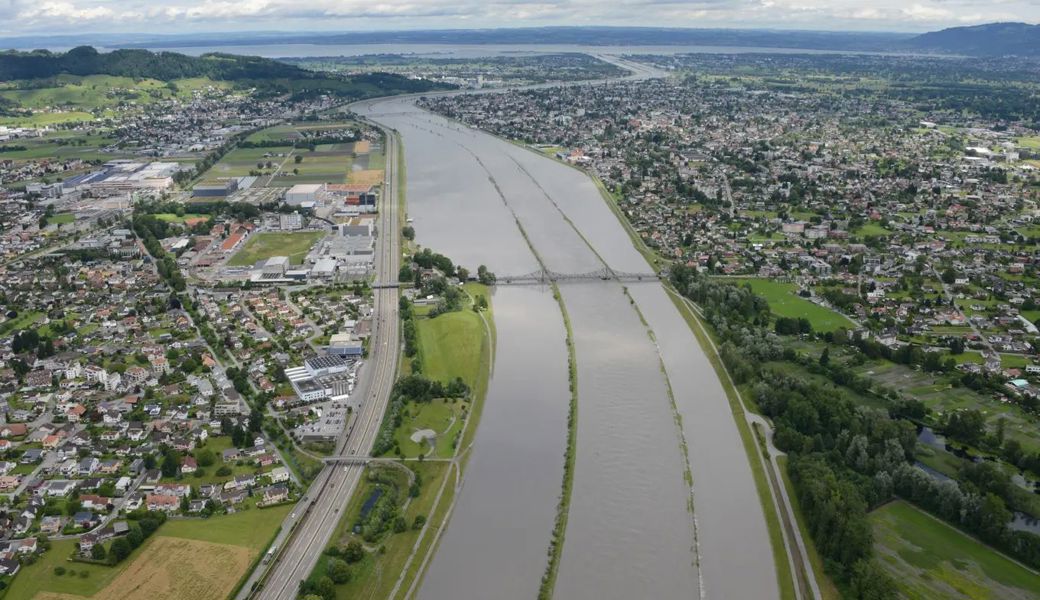 Rhein-Hochwasser im Juli 2016 bei Widnau (links) und Lustenau.