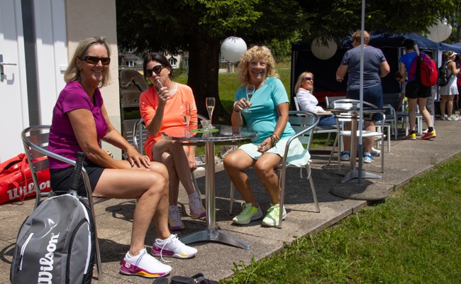 Begeisterte Tennisfrauen beim Ladies Day