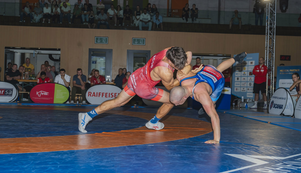 Quintus Zogg (rot) konnte seine beiden bisherigen Begegnungen in dieser Saison gewinnen.