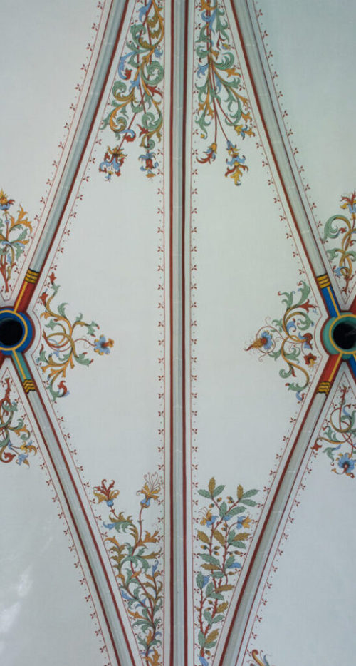  In Wartau zieren aufwendige Malereien die Decke der Pfarrei Kirche. 