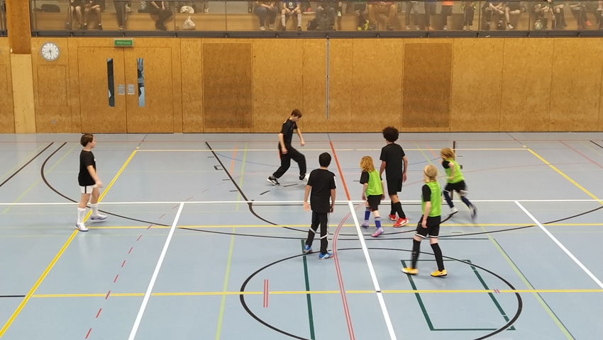 Die Mitte ist zu - der Angriff kann nur noch über die Aussenbahn erfolgen.